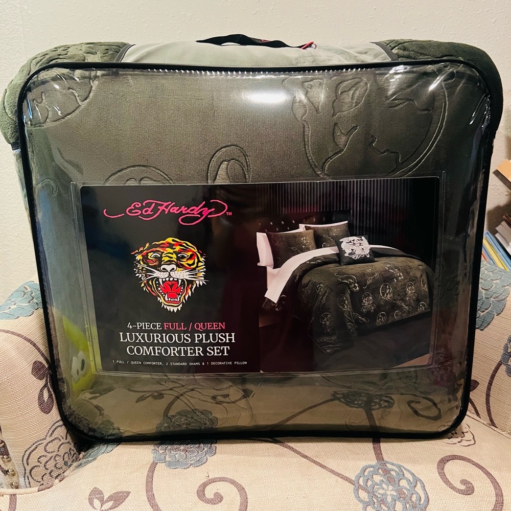 New Ed Hardy Luxurious Plush Comforter Set - Dark Green